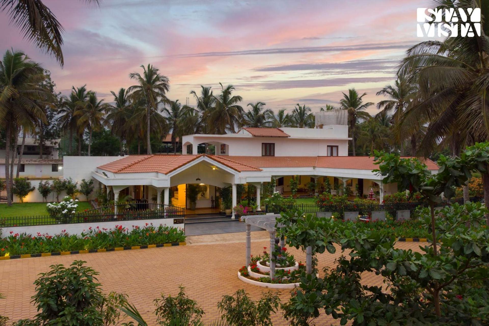 Stayvista At Silver Oak Farm - Breakfast Included Bangalore Exterior photo